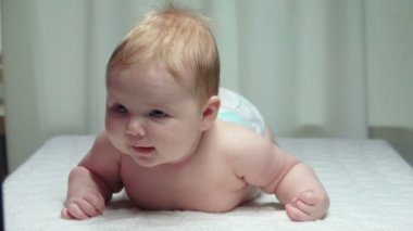 Küçük mutlu bebek karnına yatıyor