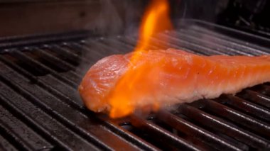 Cook Çiğ somon fileto biftek yemek yapıyor.