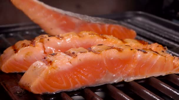 Cocinar voltea el tercer trozo de filete de salmón crudo — Vídeo de stock