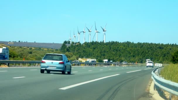 Moinhos de vento ao longo da estrada — Vídeo de Stock