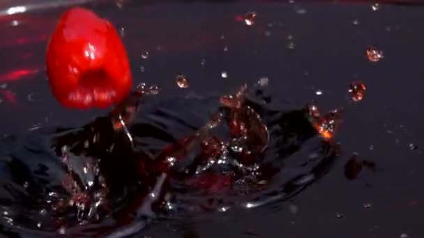 Framboises rouges mûres tombent dans le jus — Video