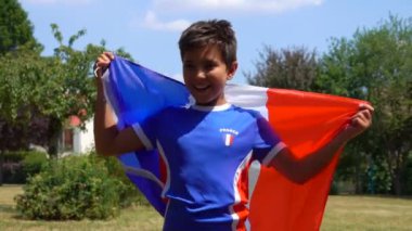 Erkek elinde bir Fransız bayrağı ile sevinç için atlama