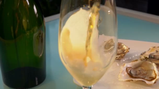 Oesters en champagne liggen op tafel. — Stockvideo
