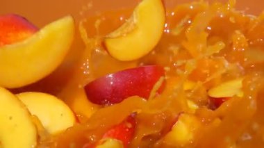 Dilim şeftali suyu içine düşmek