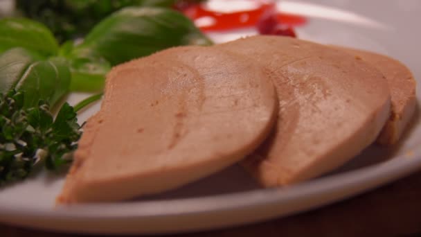 Tenedor rompe un pedazo de foie gras — Vídeo de stock