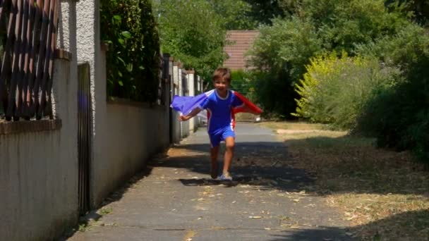 喜びに満ちた少年は、彼の手の中にフランスの旗を持って実行します — ストック動画