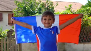 Elinde Fransız bayrağı olan neşeli çocuk