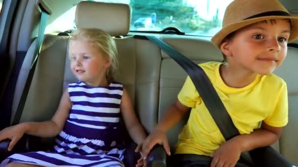 車に乗って美しい少年と女の子 — ストック動画