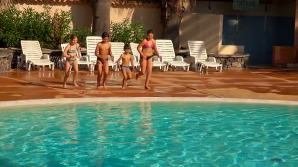 I bambini corrono e saltano in piscina tutti insieme — Video Stock