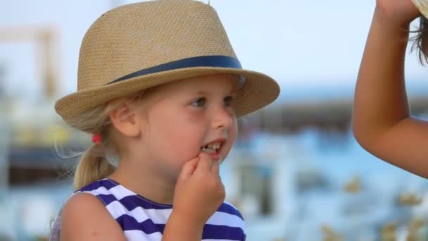 Fiú és lány változtatni a kalapot, és nevetni — Stock videók