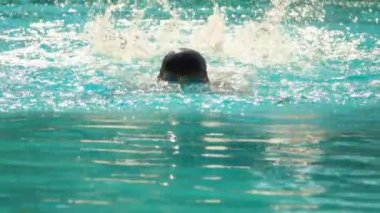 Çocuk kelebek Stroke tarzında yüzer