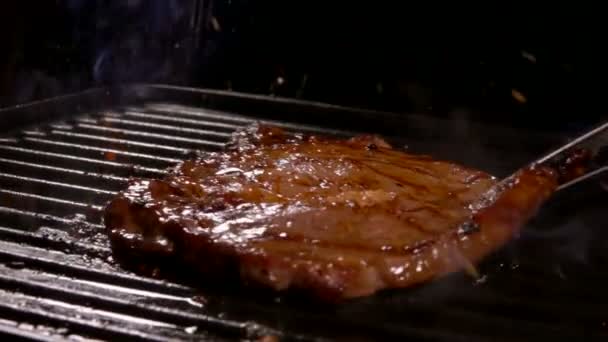 Kovové kleště mění steak pomocí kovových kleští — Stock video