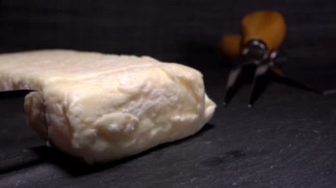 Bıçak yumuşak keçi peyniri bir parça keser