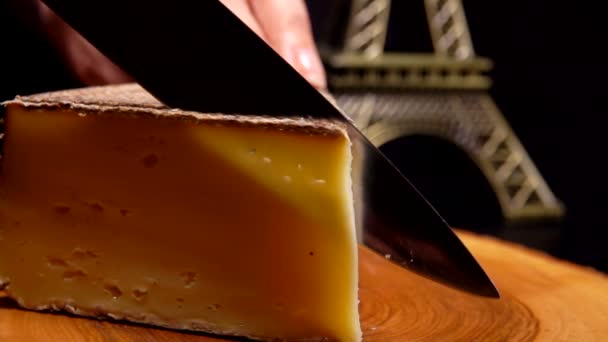 El cuchillo corta una rebanada delgada de queso duro — Vídeo de stock