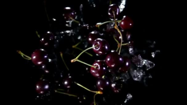 Körsbär med vatten roterar i luften — Stockvideo