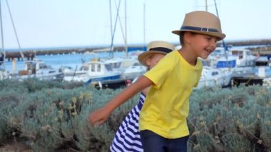 Çocuklar yat limanının rıhtımında oynuyor