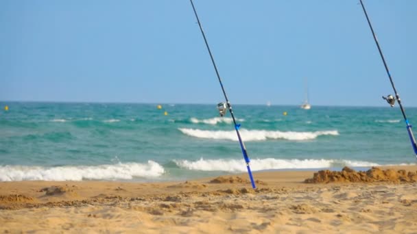 Bâtonnets de pêche debout sur le bord de la mer — Video