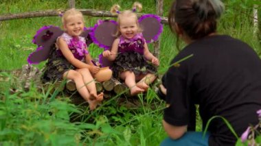 Fotoğrafçı kelebek kız fotoğraflarını çeker 