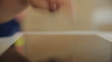 Çocukların el dürtmeleri tabletin ekranında