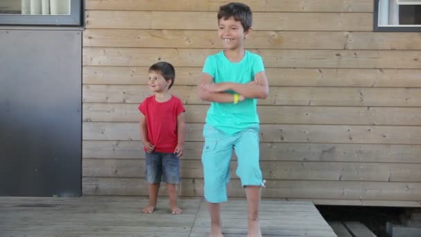 Fröhlicher Junge tanzt etwas unbeholfen, aber hat Spaß — Stockvideo