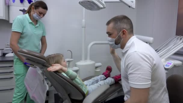 Menina loira dá dentista um alto cinco após o tratamento — Vídeo de Stock