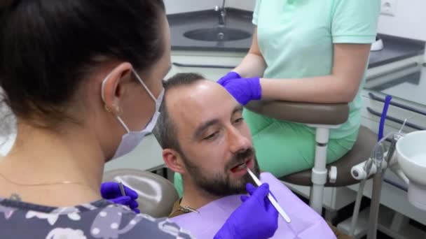 Zubař kontroluje kvalitu zubní náplně — Stock video