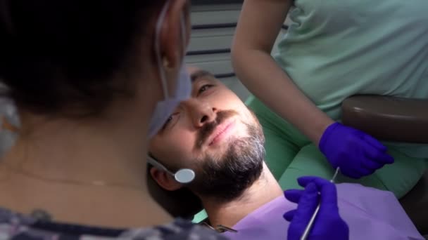 L'homme ouvre la bouche pour que le dentiste puisse vérifier les dents — Video