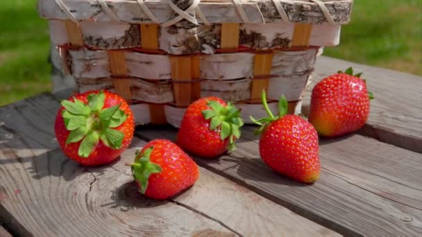 Panorama of table with basket full of strawberries — Stock Video