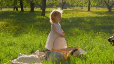 Küçük kız bahçede koşan bir köpek izler