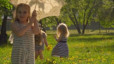 Kız parkta şemsiye ile oynuyor