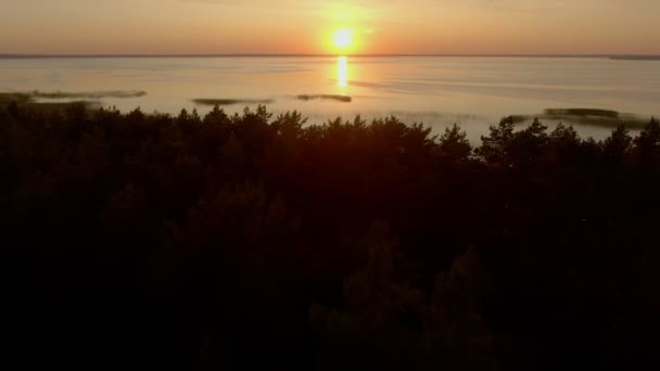 Caméra survole le lac vers le coucher du soleil — Video