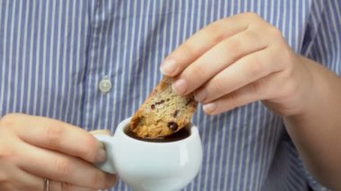 Kadın espresso kahve cantucci çerezleri dips