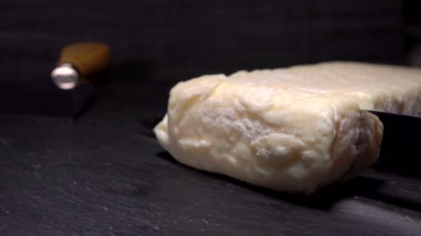 Couteaux et fourchettes ramasse un morceau de fromage de chèvre — Video