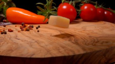 Sert peynir küpleri tahta bir tahtaya düşer