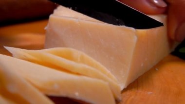 Parmesan peyniri bıçakla keserek kesiyor