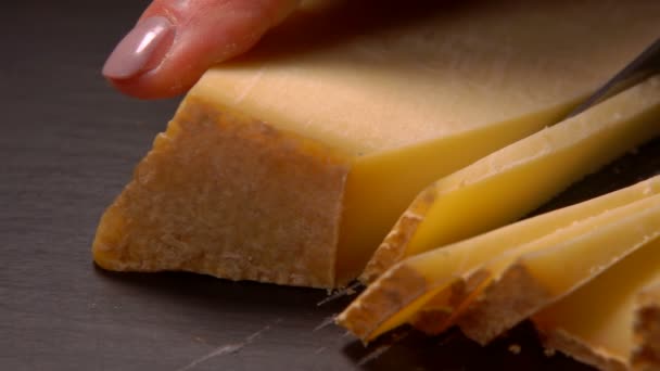 Il formaggio di capra dura viene tagliato a pezzi con un coltello — Video Stock