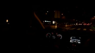 Gece şehir trafiğinde ön camdan görünüm