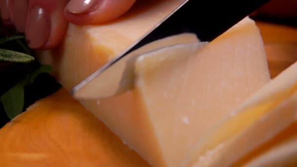 Parmezaanse kaas is snijden met een mes — Stockvideo