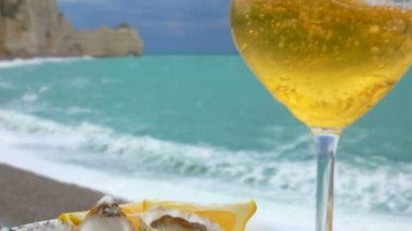 Şarap istiridye ile plaka karşı cam dökülür