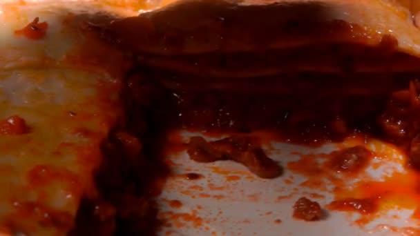 Bit av italienska lasagne tas ut med en spatel — Stockvideo