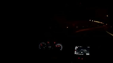 Tüneldeki trafiğin ön camından görüntüle