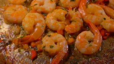 Baharatlı sosla pişirilmiş baharatlı karidesler.