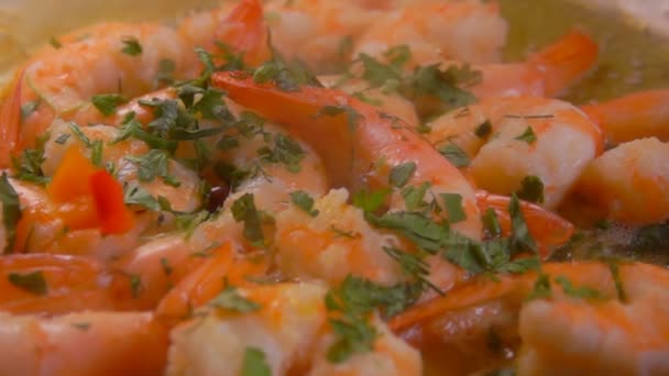 Delicious shrimps sprinkled with chopped pepper — Stock Video