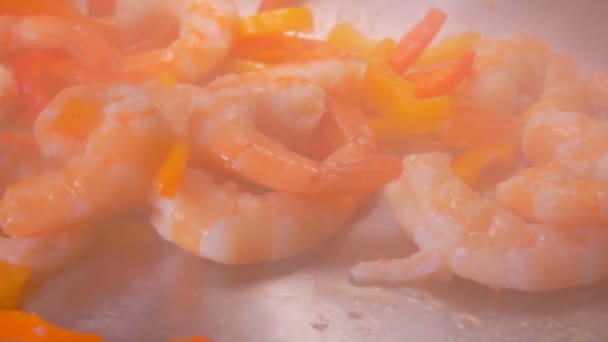 Krevety s pepřem jsou smíchány s špachtlí — Stock video