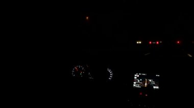 Kırsal kesimdeki gece trafiğinde arabadan görüntüyü al