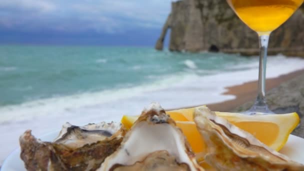 Frische Austern und ein Glas Wein gegen den Ozean — Stockvideo