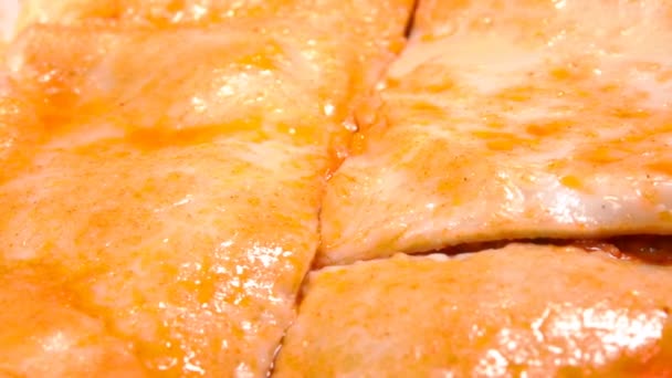 Stukje Italiaanse lasagne uit de bakvorm gehaald — Stockvideo