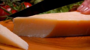 Sert parmesan peyniri bıçakla dilimlenir.