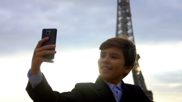 Menino faz selfie no telefone contra Torre Eiffel — Vídeo de Stock