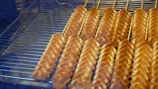 Belgian waffles in shape of braids on sticks — Stock Video